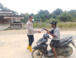 Polres Teluk Bintuni Peduli Kesehatan Warga, Polsek Babo Bagikan Masker Antisipasi Asap dan Debu Karhutla