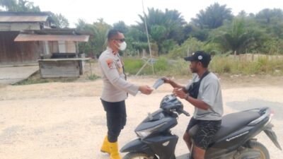 Polres Teluk Bintuni Peduli Kesehatan Warga, Polsek Babo Bagikan Masker Antisipasi Asap dan Debu Karhutla